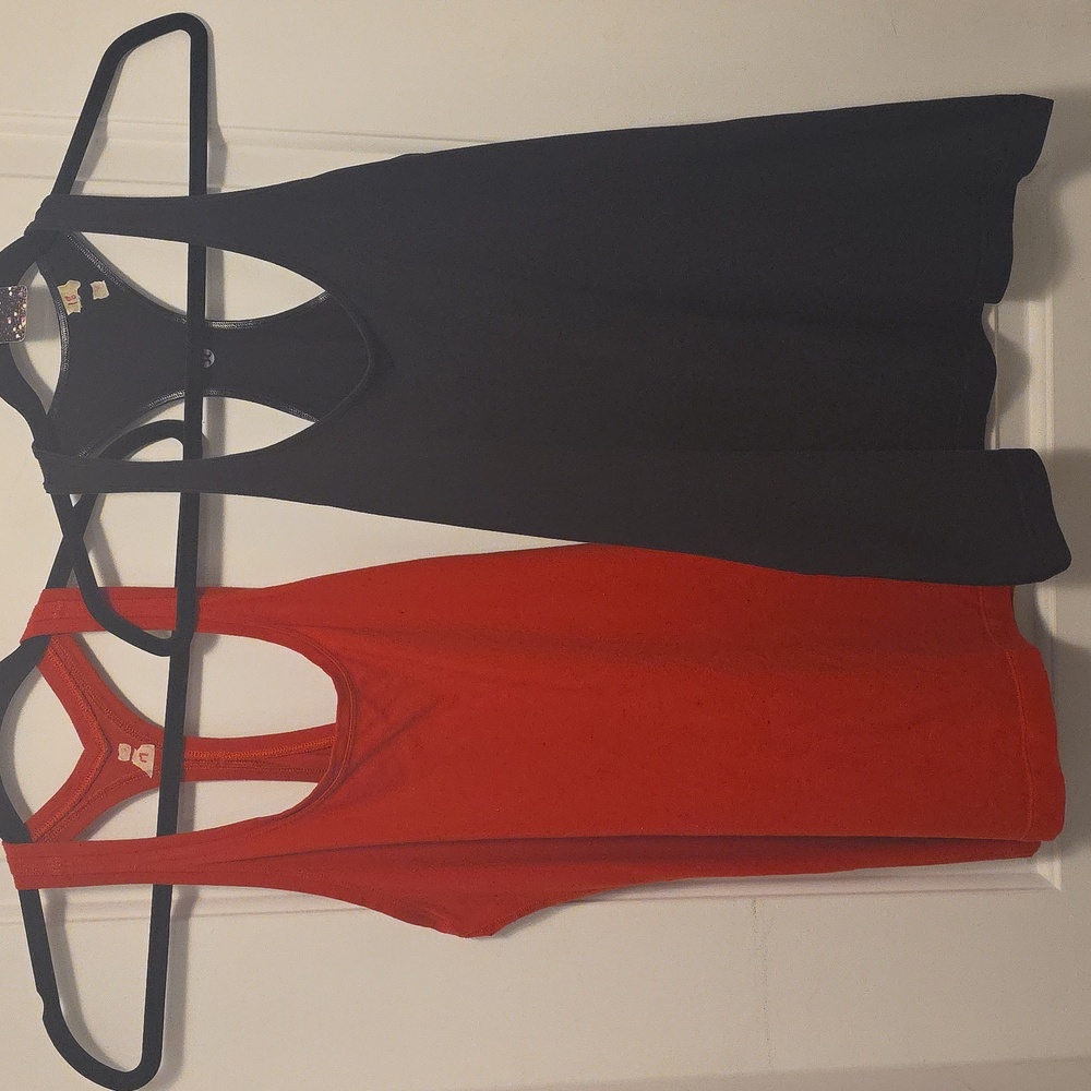 #47 Bundle of 2 Lululemon Tank Tops Size 8, 17" P2P/18" P2P *wear